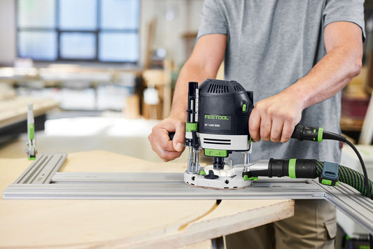 Festool OF 1400 EBQ-Plus Oberfräse beim Kantenfräsen auf Aluminiumschiene in der Werkstatt