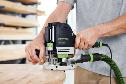 Festool OF 1400 EBQ Oberfräse bei der Anwendung auf Holzwerkstück mit Absauganlage
