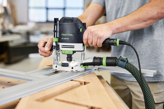 Festool OF 1400 EBQ-Plus Oberfräse beim Kantenfräsen auf Aluminiumprofil mit Absaugschlauch