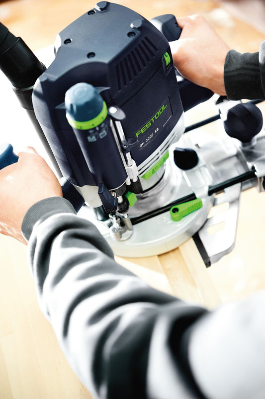 Festool OF 2200 EB-Plus Oberfräse mit Drehzahlregler in Anwendung auf Holzwerkstück