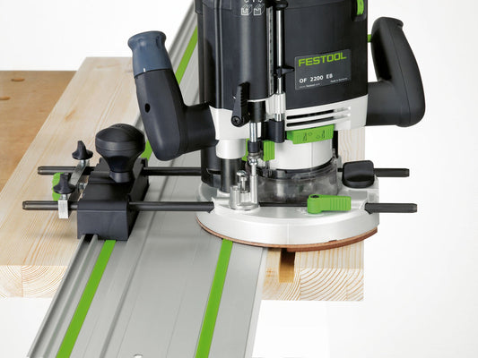 Festool OF 2200 EB Oberfräse mit Führungsstangen auf Holzwerkstück, Anwendungsbeispiel präzises Fräsen
