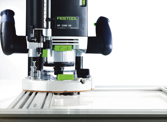 Festool Oberfräse OF 2200 EB Ansicht von oben mit schwarzem Motorgehäuse, grünen Bedienelementen und Absaugring auf