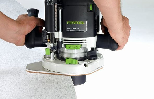Festool Auflage AFB-OF 2200 an Oberfräse montiert, Anwendungsbeispiel Kantenfräsung mit vergrößerter Auflagefläche