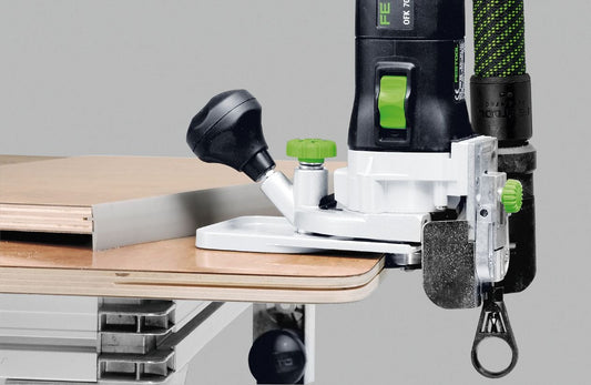 Festool Frästisch FT 0° mit Fräser in Anwendung an Holzkante, Feineinstellung und grüne Bedienelement sichtbar.