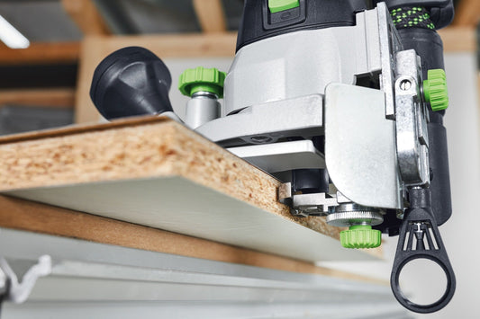 Festool MFK 700 Kantenfräse mit Bündigfräser bearbeitet Schichtstoffkante an Holzwerkstück in Werkstatt