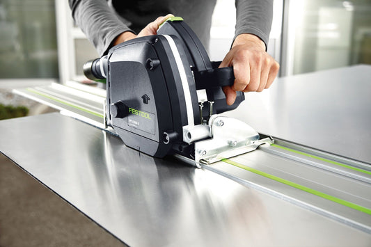 Festool V-Nutfräser HW bei Anwendung auf Aluminium-Verbundplatte mit Führungsschiene