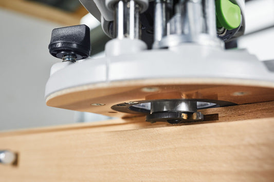 Festool Scheibennutfräser HW mit Hartmetall-Schneiden bei der Anwendung auf Holzwerkstück in Oberfräse