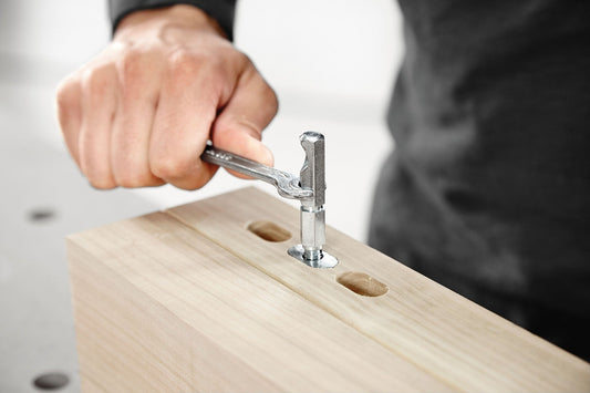 Festool Verbinder-Set EV/32, Ankerbolzen wird mit Hammer in Holz eingefräst, Anwendungsbeispiel