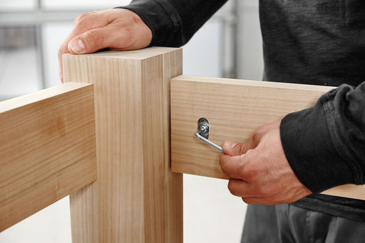 Festool DOMINO Eckverbindung mit Abdeckkappe SV-AK D14 in hellbraun, Montage an Holzwerkstück