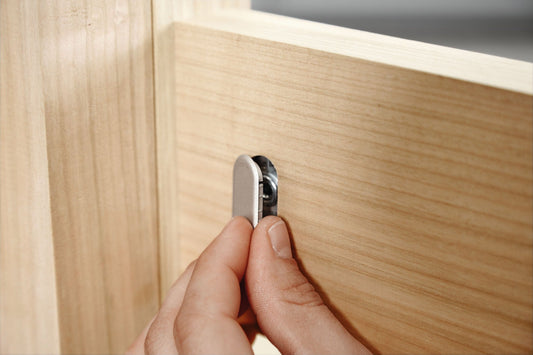 Festool Abdeckkappe SV-AK D14 wird in Holz eingedrückt, Anwendungsbeispiel