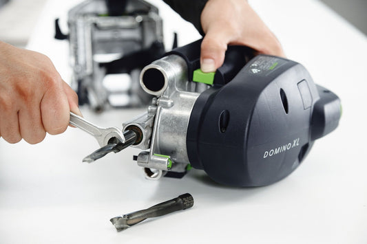 Festool DOMINO XL Fräser mit Hartmetallschneiden, Wechsel am Fräsgerät mit Schraubenschlüssel