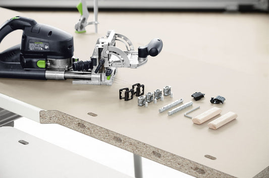 Festool Doppelbolzen SV-DB D14/16 mit Zubehör und Querankern auf Werkbank zur Domino-Flächenverbindung.