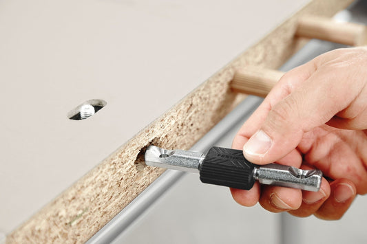 Festool Verbinder FV/16 wird in Holzwerkstück eingeführt, Anwendungsbeispiel Dübelbefestigung