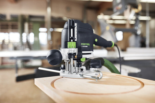 Festool Stangenzirkel SZ-OF 1010 bei Kreisfräsung auf Holzwerkstück in Werkstatt