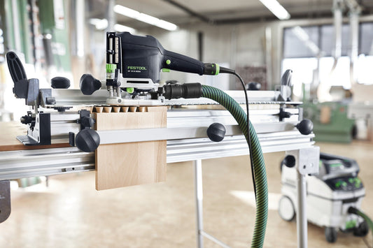 Festool Oberfräse OF 1018 REBO auf Fingerzinken-Schablone VS 600 mit Holzwerkstück in Werkstatt