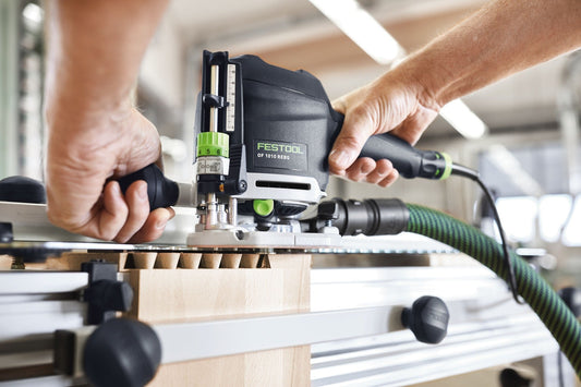 Festool OF 1010 REBQ Oberfräse mit Grat-/Zinkenfräser bei Schwalbenschwanzverbindung im Holz