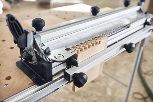 Festool Schwalbenschwanzzinken-Schablone mit Seitenlehre auf Werkstück befestigt, halbverdeckte Eckverbindung
