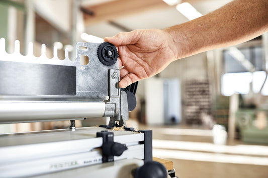 Festool VS 600 SZO 20 Schablonen-Set, Exzenterrad zur Einstellung der Schwalbenschwanz-Schablone in Verwendung
