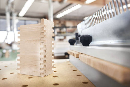 Festool Spiralnutfräser HS bei Eckverbindungsbearbeitung in Massivholz mit Absauganlage in Werkstatt