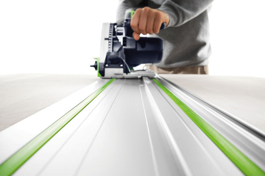 Festool Führungsschiene mit grünem Gleitbelag führt Elektrowerkzeug präzise über Werkstück
