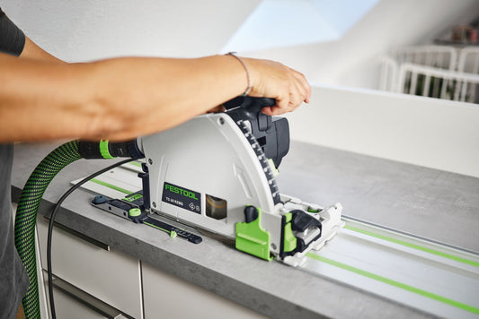 Festool TS60 KERO Tauchsäge mit Führungsschiene und Absauganlage in Anwendung beim Schneiden