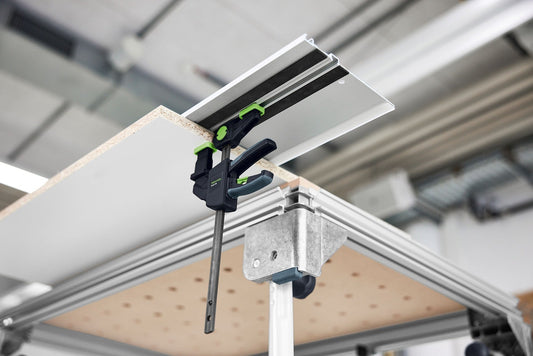 Festool Einhandzwinge FS-EZ 150/2 montiert auf Führungsschiene mit Pumphebel und Spreizfunktion