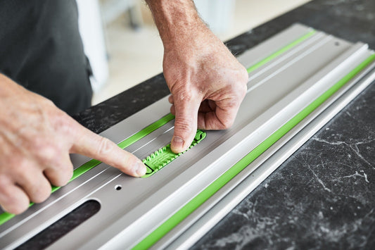 Festool Klebepad FS-KP/30 wird in Führungsschiene eingesetzt, Hand zeigt Anwendung