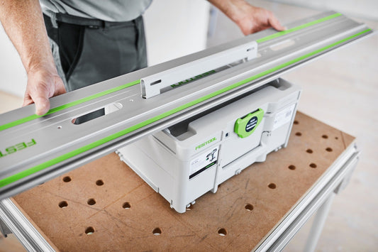 Festool Führungsschiene FS mit grünem Gleitbelag auf Werkstücktisch mit Lochreihensystem, Anwendungsbeispiel
