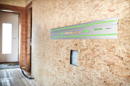 Festool Führungsschiene FS mit grünem Aluminiumprofilkorpus an OSB-Wand montiert, Anwendungsbeispiel