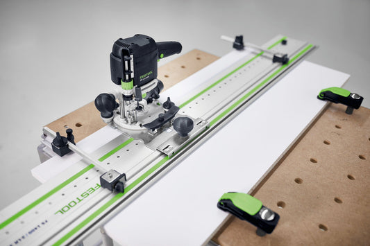 Festool Führungsplatte FP-LR 32 mit Oberfräse auf Lochreihensystem mit Führungsschienen und Spannmitteln.