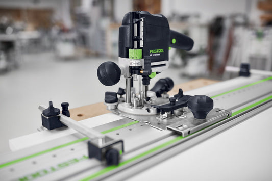 Festool Seitenanschlag mit Parallelführung auf Schiene mit grüner Markierung, Feineinstellung und Kugelknöpfen zur