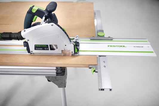 Festool Tauchsäge TS 48 KEBG mit FS-Führungsschiene und Parallelanschlag auf Holzwerkstück