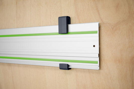 Festool Halterung HA-FS/2 an Holzwand mit zwei schwarzen Klammern zur Wandaufbewahrung von FS-Führungsschienen
