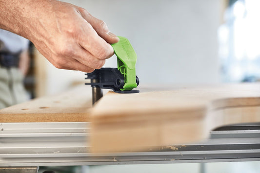 Festool Hebelzwinge MFT-HZ 80 mit grünem Klemmhebel beim Fixieren eines Holzwerkstücks auf Schiene