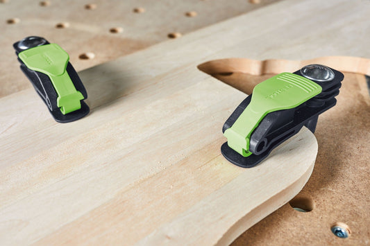 Festool Hebelzwinge MFT-HZ 80 mit grünem Klemmhebel auf Multifunktionstisch montiert