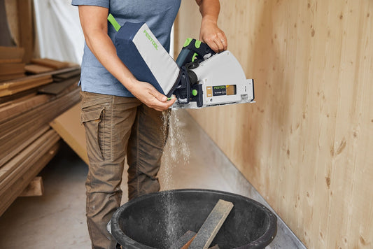 Festool Staubfangbeutel SB/2-TSC/HKC beim Entleeren von Sägespänen in Behälter, staubarmes Arbeiten