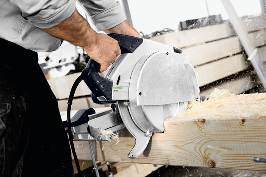 Festool Hobeleinrichtung NS-HK 250x50 im Einsatz beim Abhobeln von Holz mit Handkreissäge HK 132