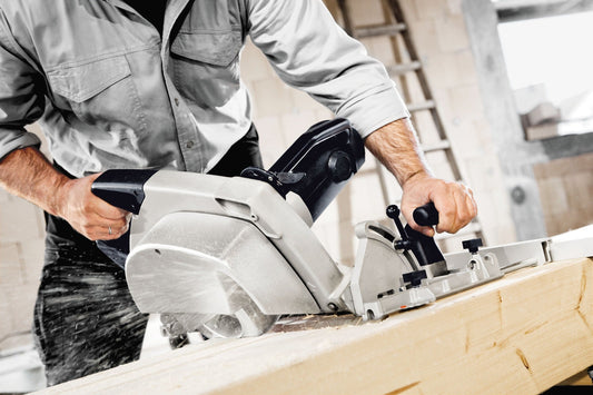 Festool Kerveneinrichtung RS-HK 160x80 bei Anwendung an Holz mit Handkreissäge HK 132