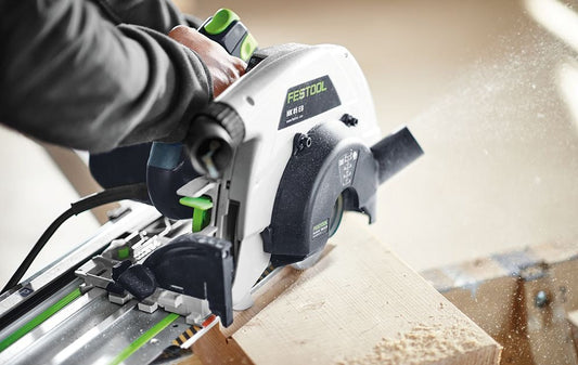 Festool HK 85 Nuteinrichtung VN-HK85 beim Fräsen einer Nut in Holzwerkstück mit Führungsschiene