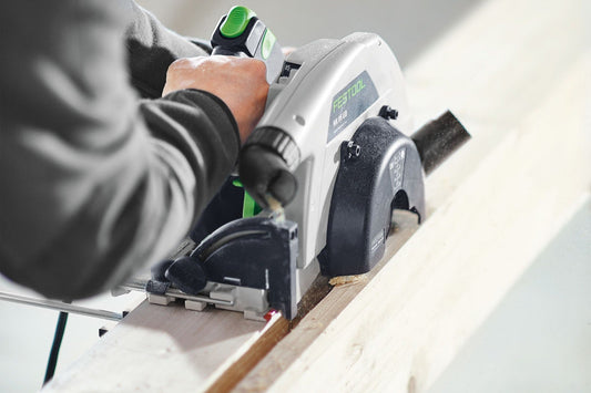 Festool HK 85 Handkreissäge mit Nuteinrichtung VN-HK85 beim Fräsen einer Nut in Holzwerkstück