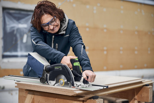 Festool HKC 55 KEB Akku-Handkreissäge mit Kappschiene FSK 420 beim Sägen von Holz in Anwendung