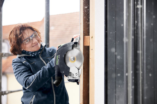 Festool HKC 55 Akku-Handkreissäge bei Winkelschnitt an Holzkantenschiene im Einsatz