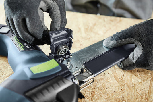 Festool ISC 240 Akku-Dämmstoffsäge beim Zuschnitt von Dämmmaterial mit Arbeitshandschuhen