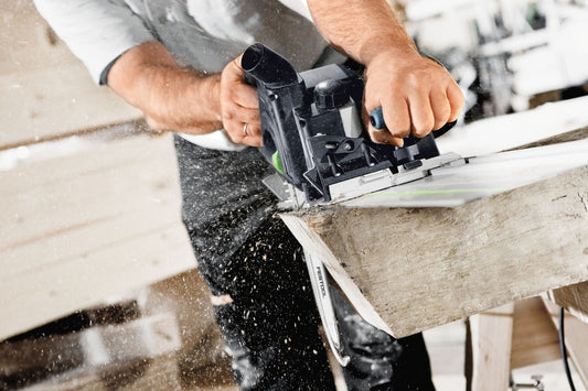 Festool Schwertsäge SSU 200 EB-Plus-FS beim Sägen von Holz mit Absauganlage in Betrieb