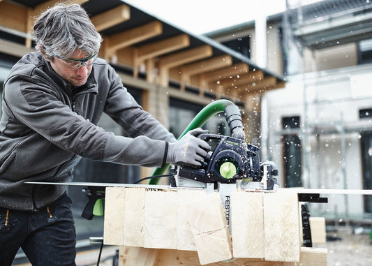 Festool Schwertsäge SSU 200 EB-Plus-FS beim Längssägen in Holz mit Absauganlage und Führungsschiene