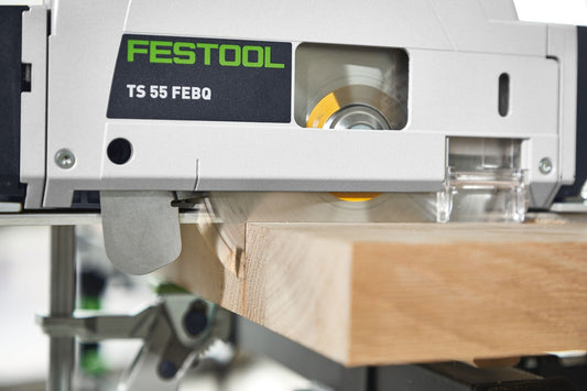 Festool TS 55 FEBO Tauchsäge beim Tauchschnitt in Holzwerkstück, Sägeblatt sichtbar