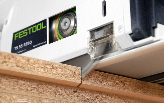 Festool TS 55 Kreissäge mit Kreissägeblatt schneidet Holzwerkstück, Detailansicht der Sägeblattposition