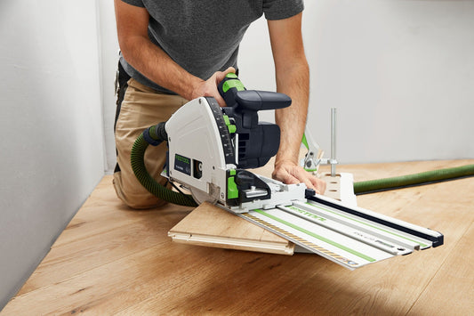 Festool Kappschiene FSK 250 im Einsatz beim präzisen Kappschnitt auf Holzwerkstück mit Winkelführung.