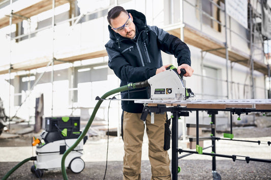 Festool Tauchsäge TS 60 KEBQ-Plus-FS mit Absauganlage beim Tauchschnitt in Holz auf Werkbank