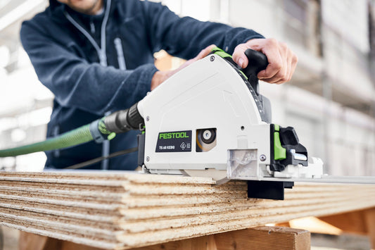 Festool TS 49 KEBO Handkreissäge beim Sägen von Holzplatte mit grünem Absaugschlauch